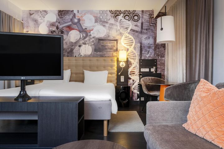 Room 37 of 317