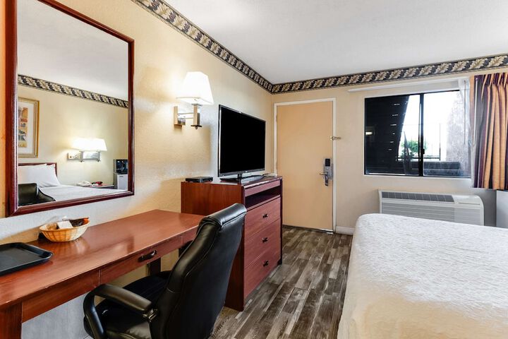 1 Queen Bed (9 of 10)