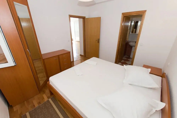 Room 4 of 15