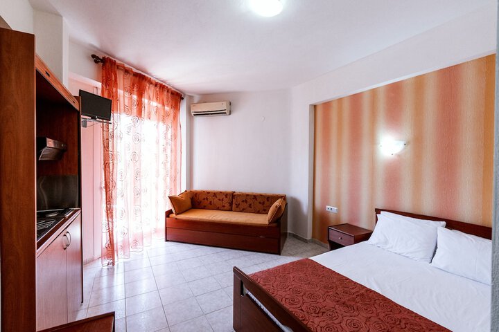 Room 2 of 40