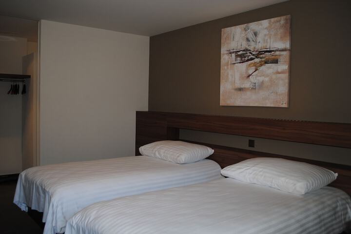 Room 32 of 77