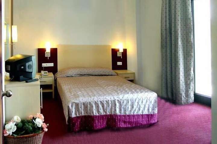 Room 6 of 44