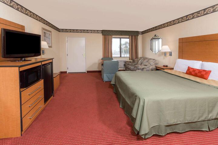 1 King Bed Ocean View (3 of 11)