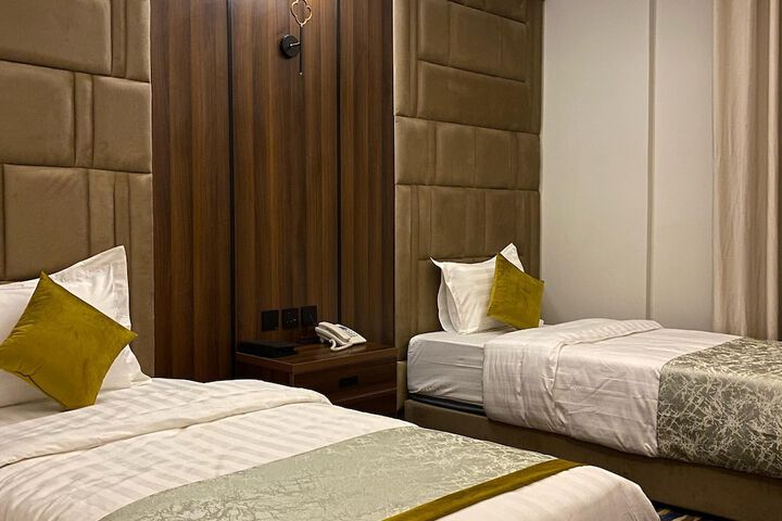 Room 6 of 8