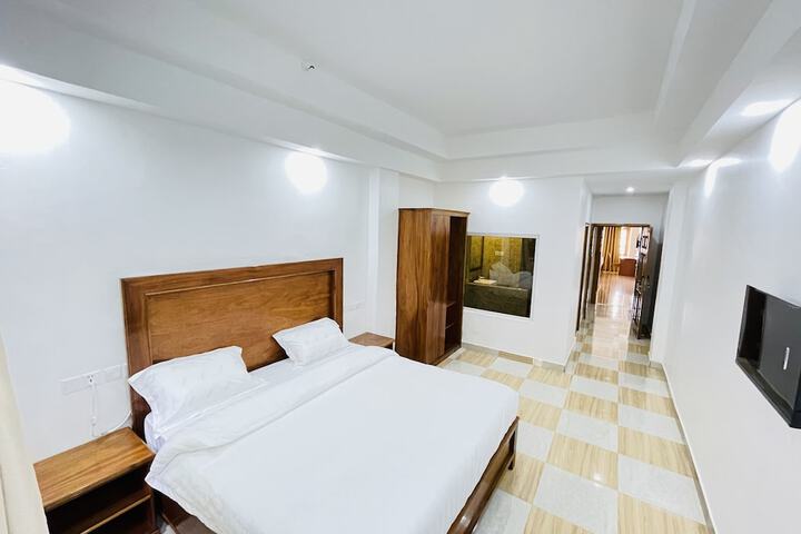 Room 28 of 38