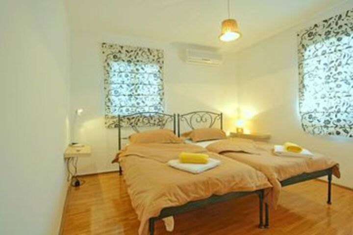 Room 14 of 32