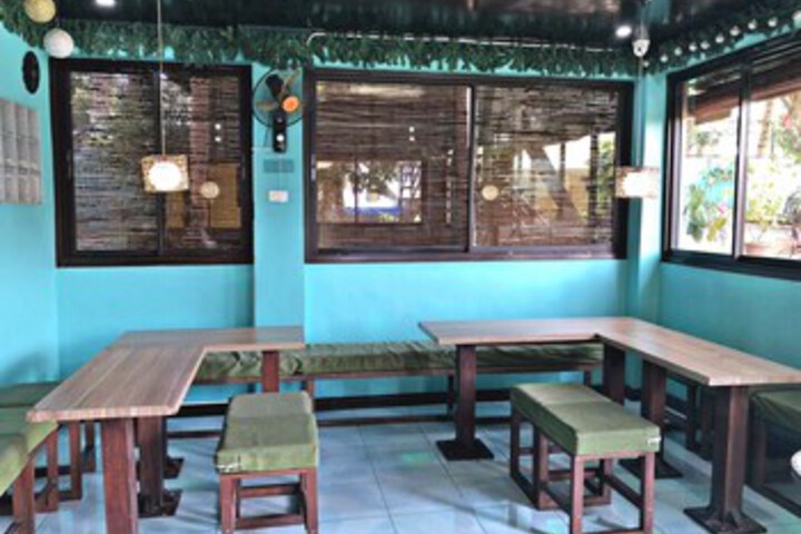 Lounge 4 of 37