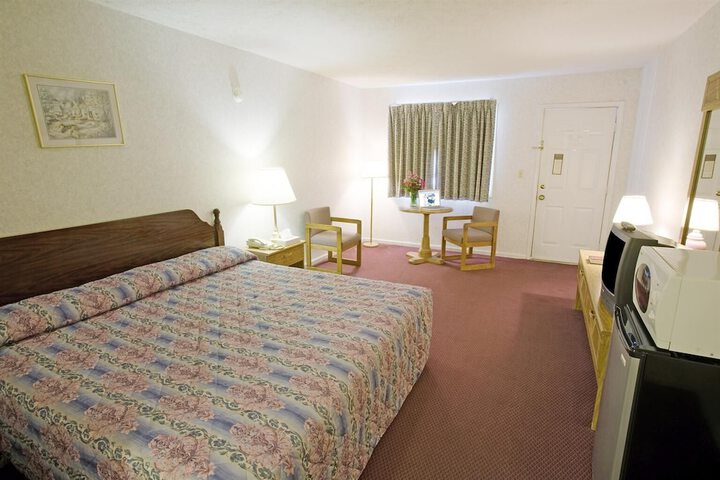 1 King Bed - Free WiFi, Microwave Minfridge Cable TV HBO Free Local (4 of 7)