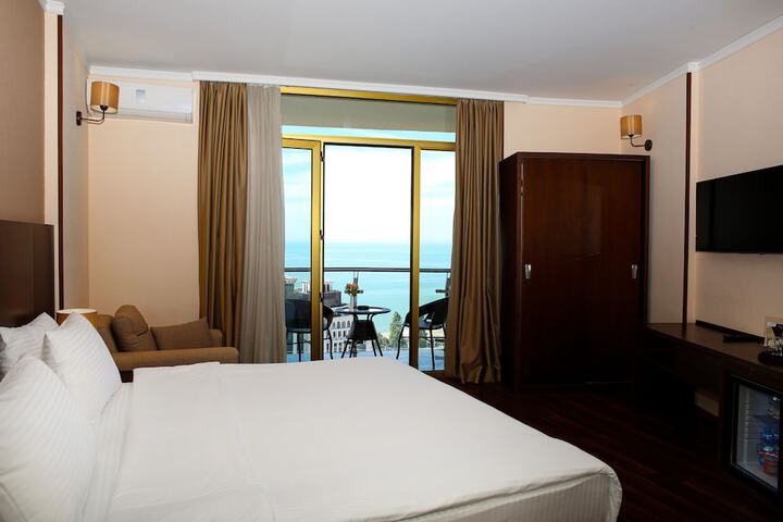 Room 27 of 104
