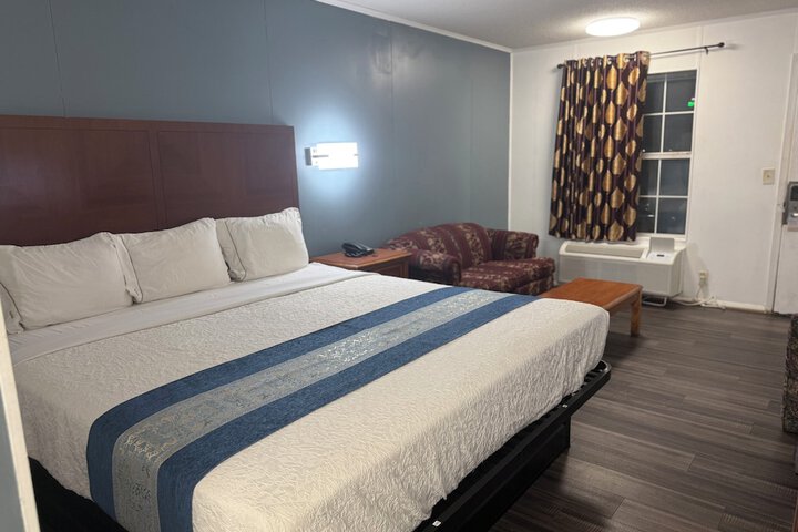 1 King Bed (3 of 6)