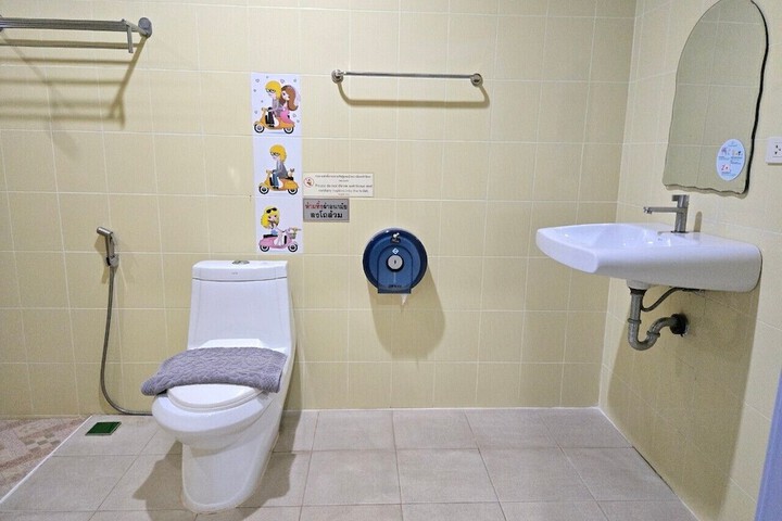 Room 32 of 47