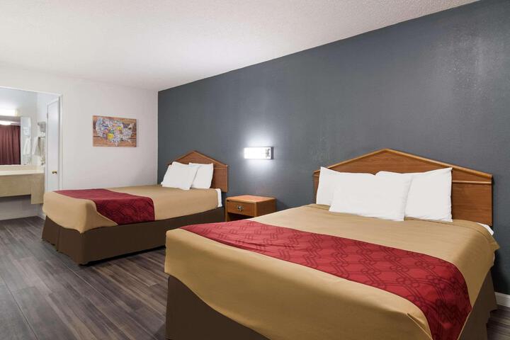 1 Queen Bed (7 of 11)