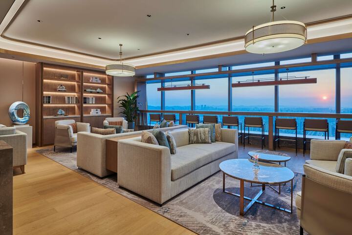 Lounge 74 of 81