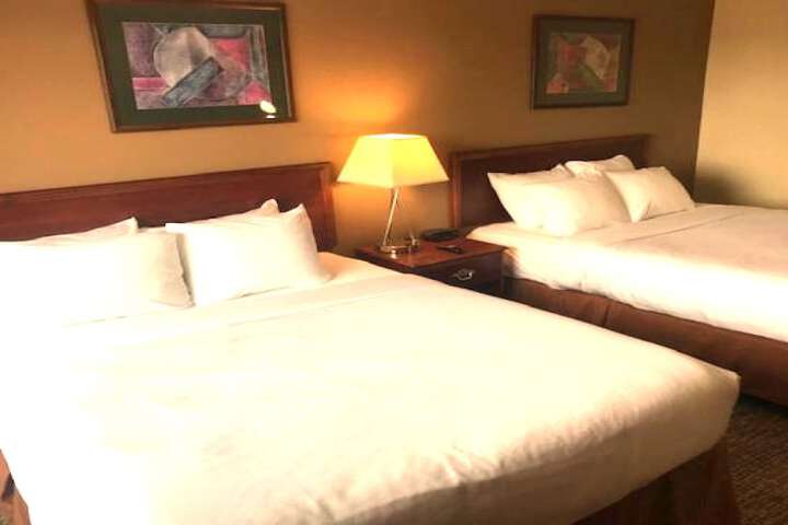 2 Queen Beds (5 of 9)
