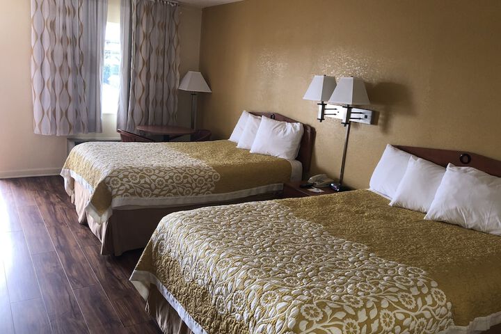 2 Double Beds (6 of 10)