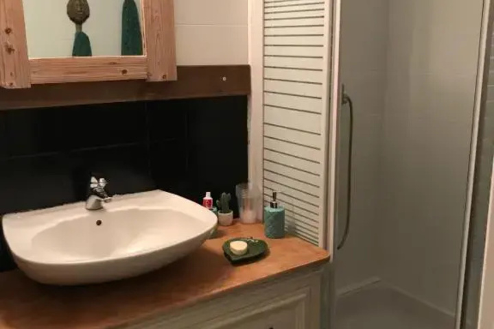 Room 6 of 10