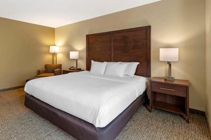 1 King Bed (24 of 25)