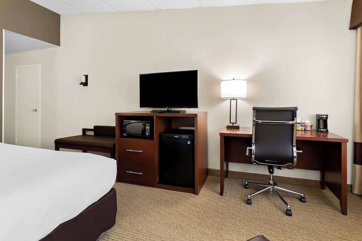 1 King Bed (2 of 11)