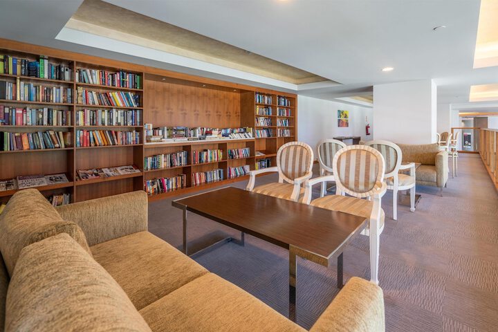 Lounge 174 of 242