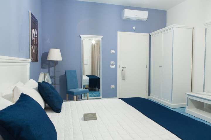Room 4 of 33