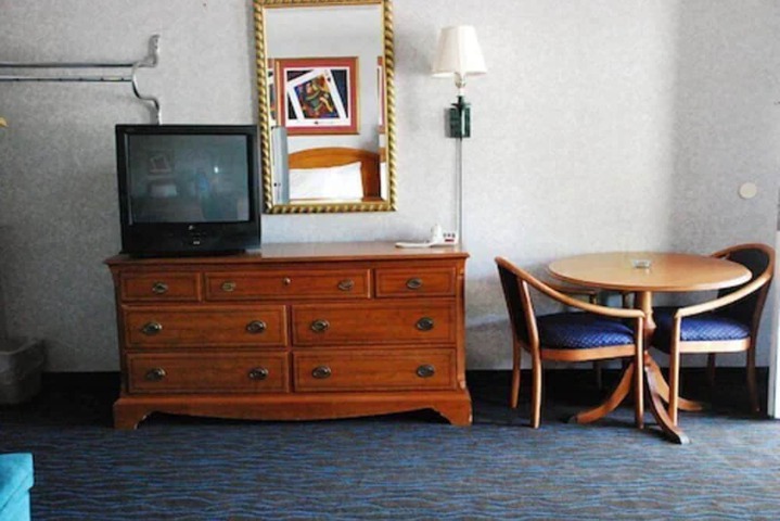 1 King Bed (8 of 8)