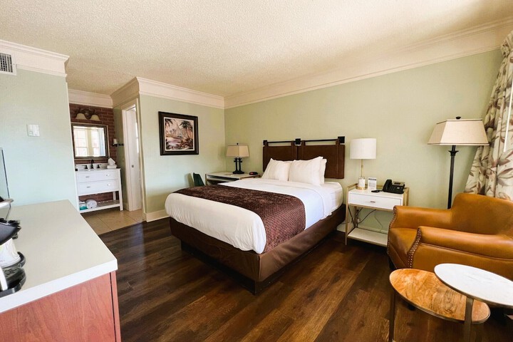 Room 4 of 17