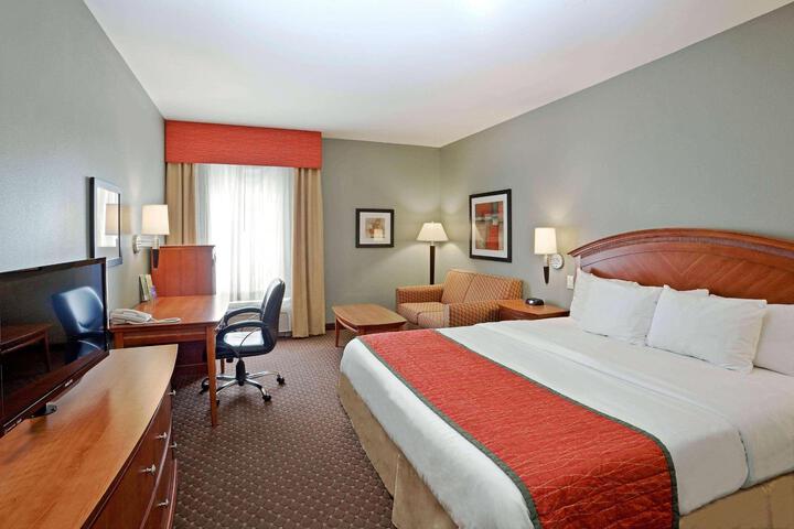 1 King Bed Deluxe Mobility Accessible (9 of 15)