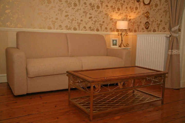 Room 4 of 9