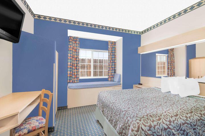 1 Queen Bed (25 of 30)