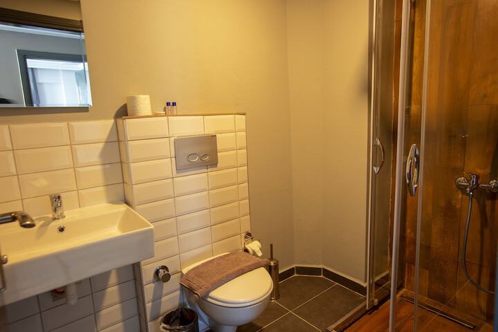 Room 32 of 83