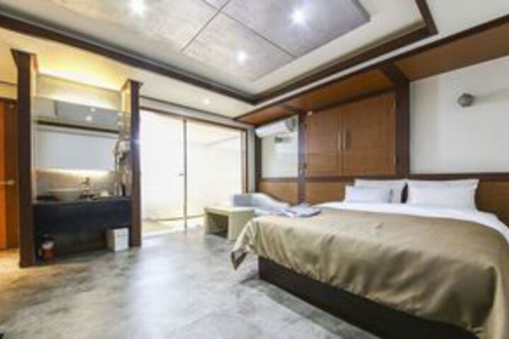 Room 6 of 7