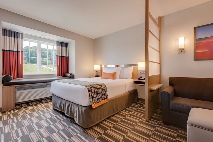 1 Queen Bed (8 of 21)