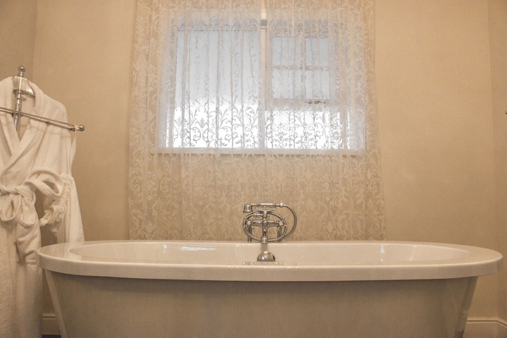 Deep soaking bathtub