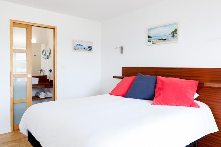 Room 5 of 32