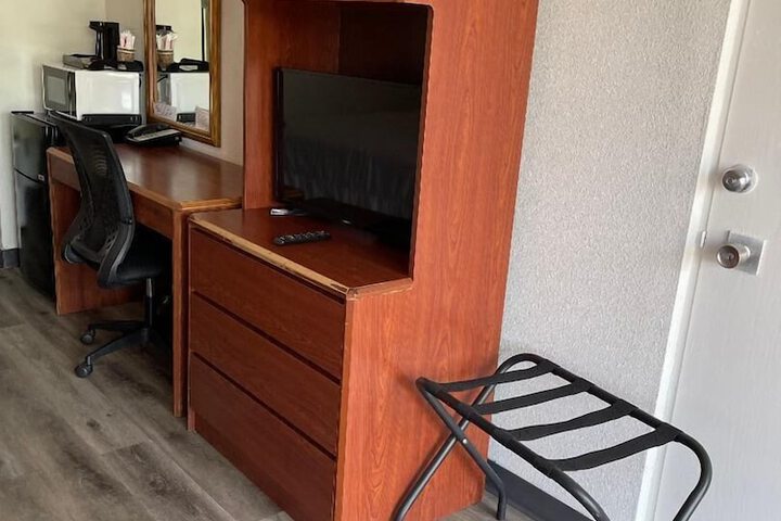 2 Queen Beds (7 of 10)