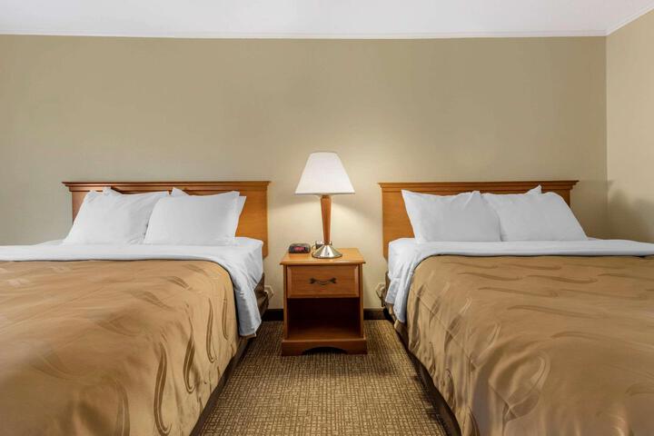 2 Queen Beds (6 of 9)