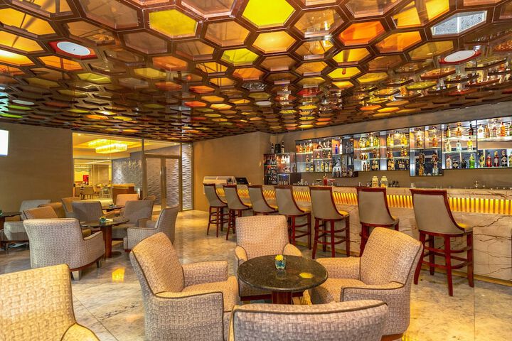 Lounge 83 of 89