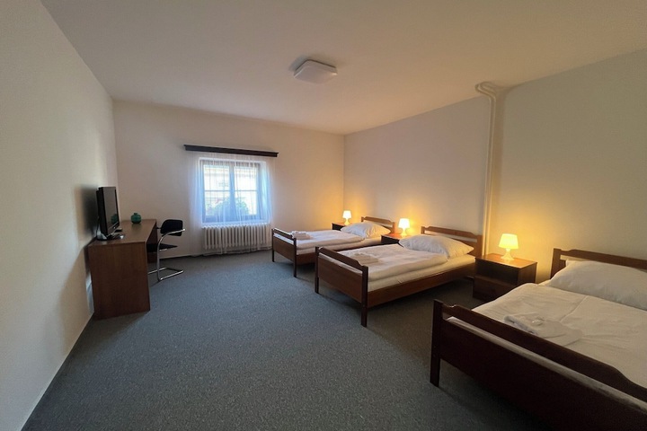 Room 9 of 18