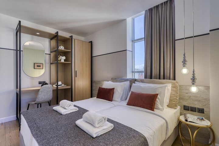 Room 7 of 221