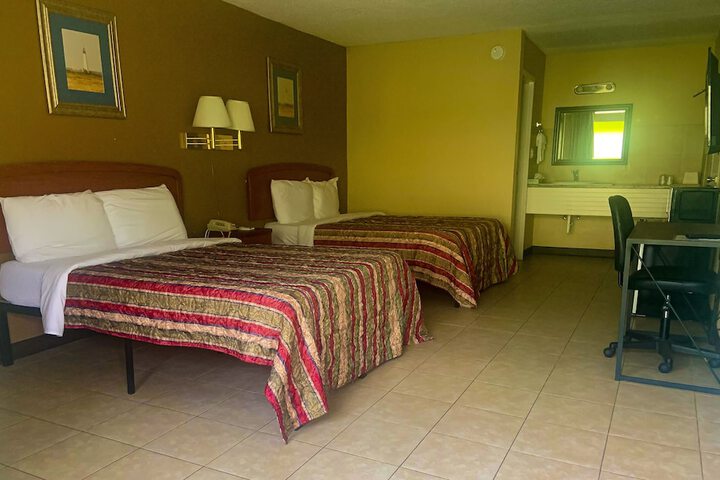2 Double Beds (7 of 9)