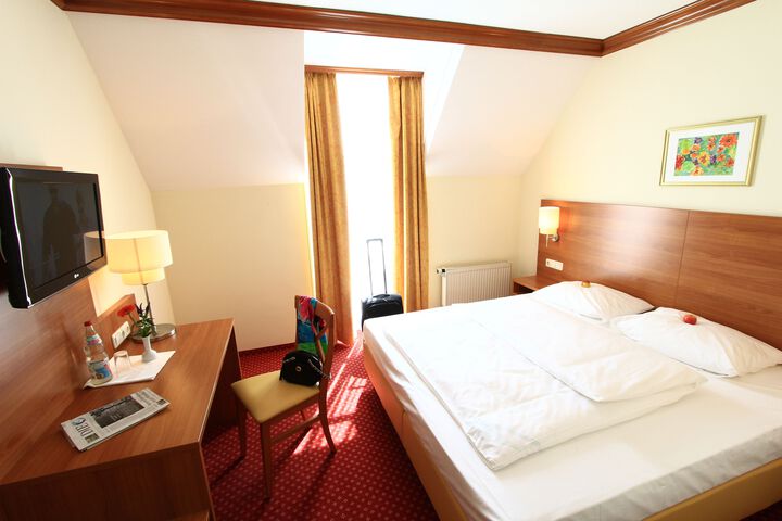 Room 5 of 7