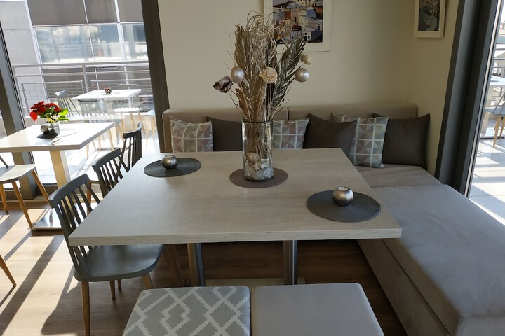 Lounge 82 of 111