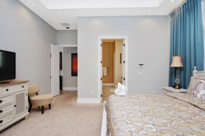 Room 13 of 37