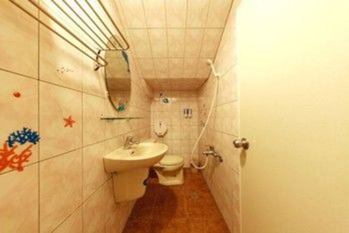 Room 8 of 40
