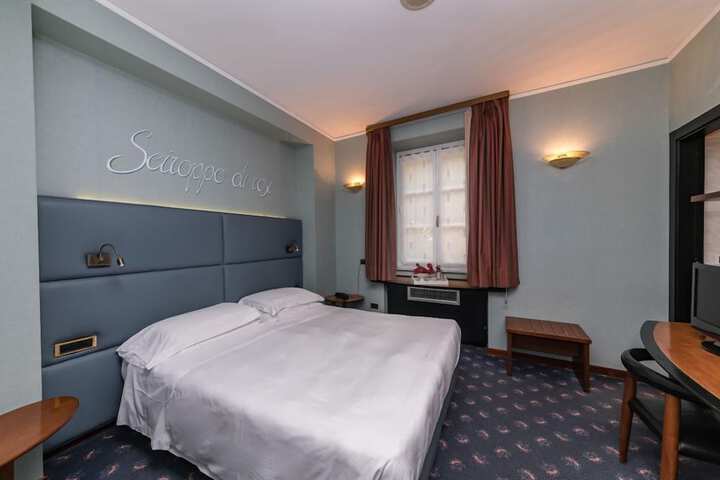 Room 10 of 37