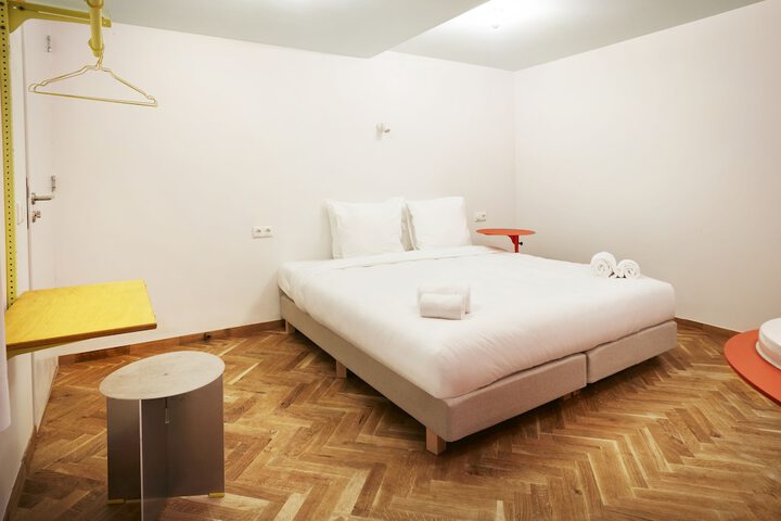 Room 35 of 143