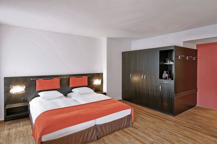 Room 44 of 94