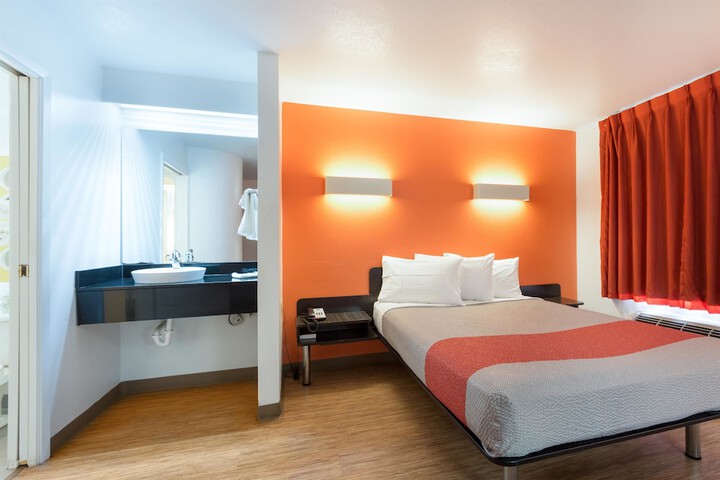 1 Queen Bed (6 of 8)