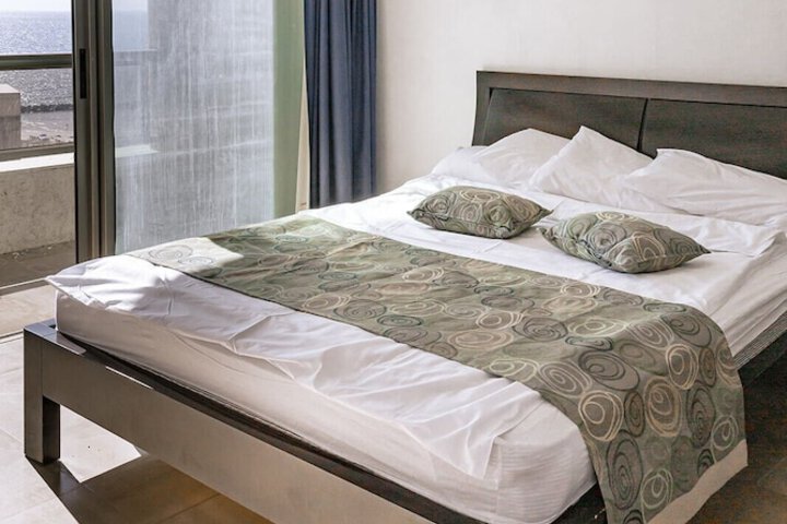 Room 25 of 104