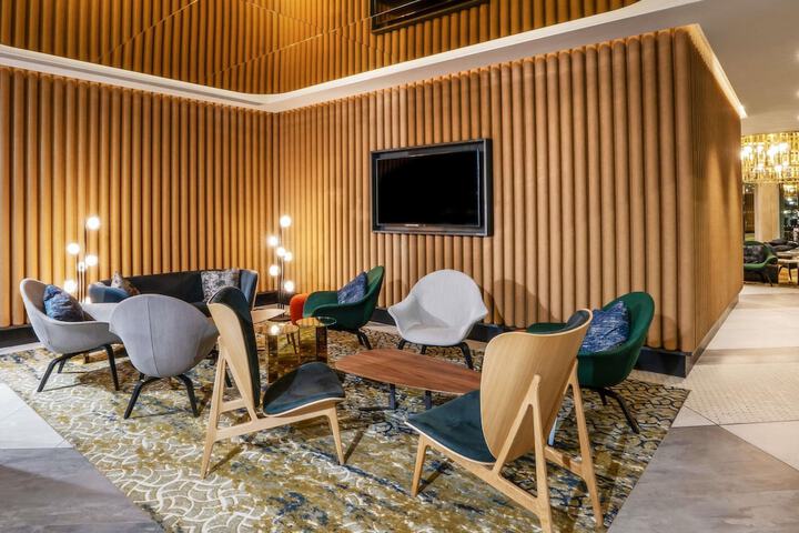 Lounge 92 of 119
